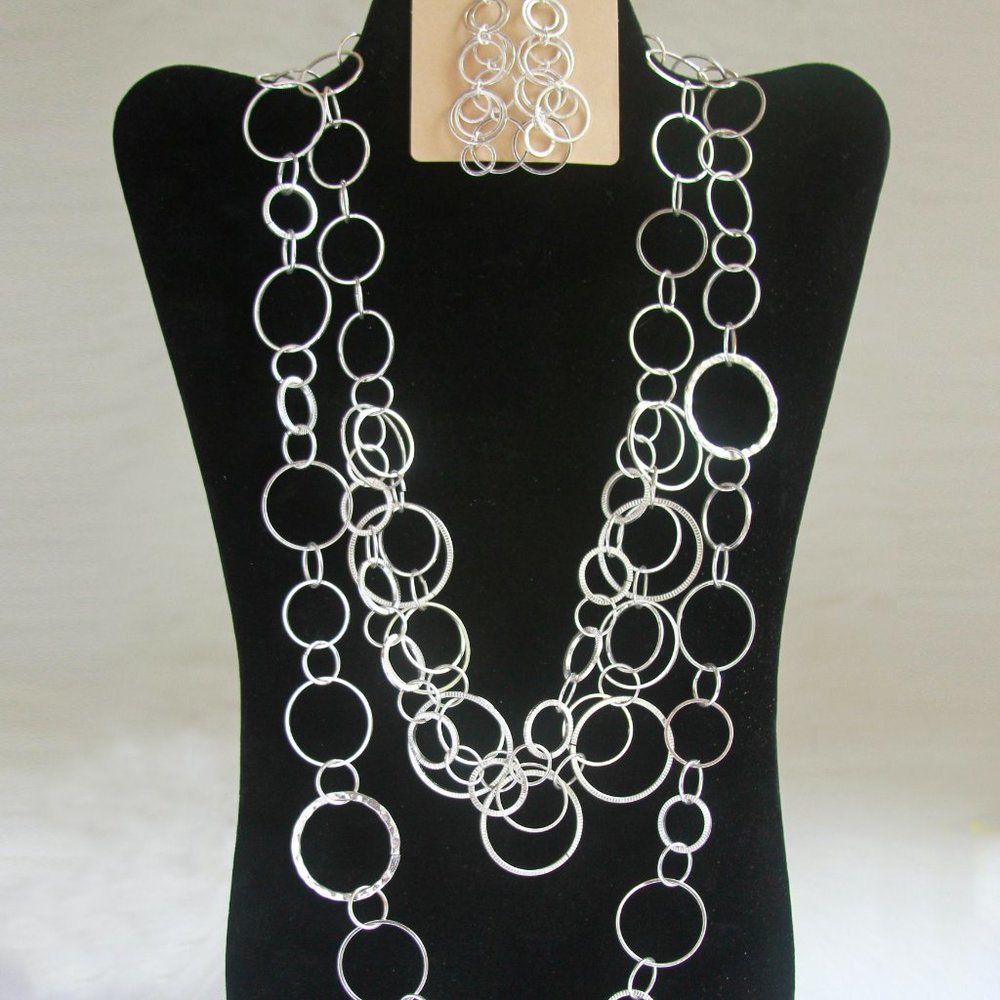 Intersecting ring necklaces and matching earrings